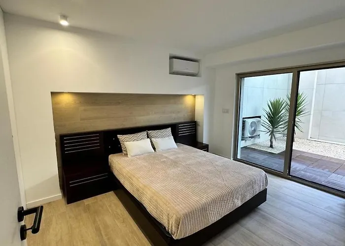 At The * アヴェイロ